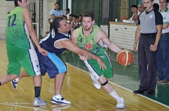 DEMASIADO FÁCIL. Mitre ganó por paliza. En la escena intenta detener a Joaquin Giordana