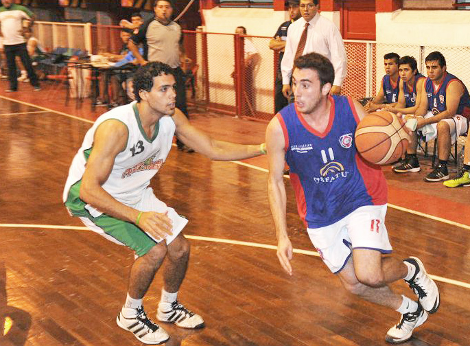 ATAQUE "AZZURRO". Santiago Cheade, de CC; inicia la pentración defendido por Marcos Contreras. FOTO DE HÉCTOR PERALTA (LA GACETA)