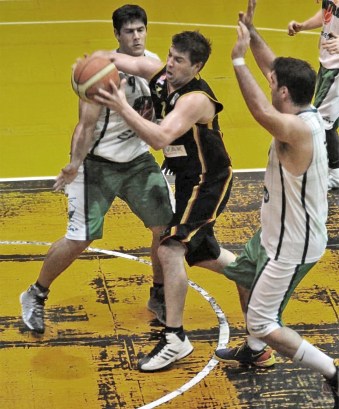 MARCÓ EL COMPÁS DEL JUEGO. Álvaro Rodríguez, entre Pomares y Silva. la gaceta / Foto de Inés Quinteros orio