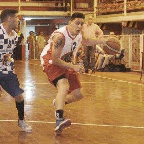 MANO CALIENTE. Alfredo González, uno de los tripleros de Huracán BB. FOTO ARCHIVO LA GACETA
