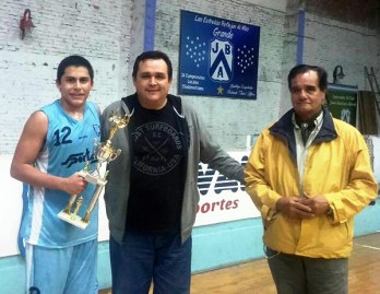 EL TROFEO AL CAMPEÓN. El capitán de Tucumán BB recibió la copa de manod e los dirigentes federacionistas Rubén urueña (h) y Manujel Godoy. FOTO TOMADA DE PRENSA FBPT