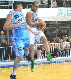 FIGURA. De la mano de Muruaga, Mitre festejó en la casa de Tucumán BB. (LA GACETA/ HÉCTOR PERALTA)