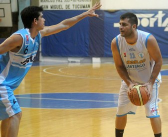DUELO ENTRE AVEZADOS. Juan López (Nicolás Avellaneda) hace una finta, Lisandro Caniza (Tucumán BB) defiende. FOTO DE LA GACETA/INÉS QUINTEROS ORIO