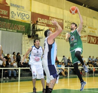 IMPARABLE. Mitre ganó los tres encuentros que jugó y quiere repetir esta noche. Fotos de Héctor Peralta