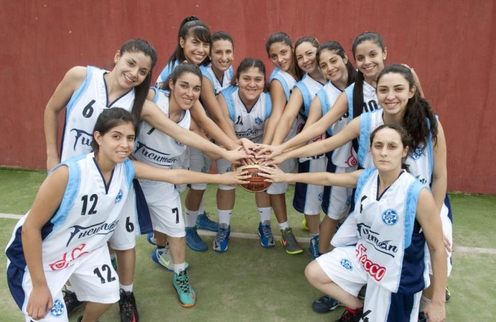 TODAS PARA UNA... Las integrantes del plantel tucumano posaron para LG Deportiva antes de emprender el viaje a Buenos Aires, donde debutarán mañana. la gaceta / Foto de Florencia Zurita