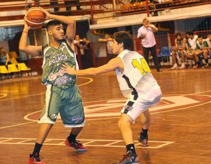 FESTEJÓ EL "TRUNEO VERDE". Luciano Luna con el baló, defiende Martín Camara, FOTO DE LA GACETA/ HÉCTOR PERALTA