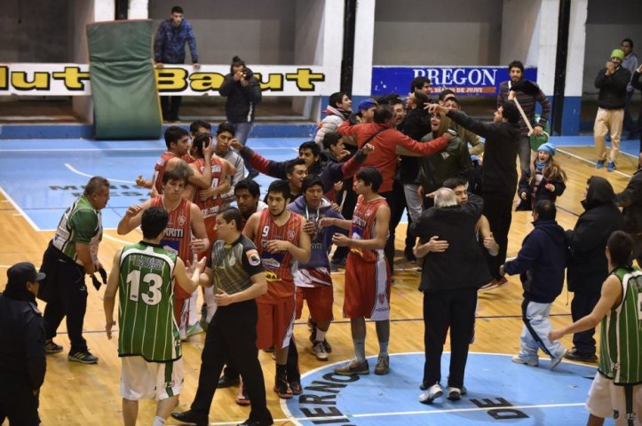 El festejo de Avellaneda y la desazón de los muchachos de El Tribuno. Foto de Néstor Troncoso (Diario El Tribuno)