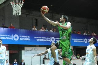 GONZALO GOROSTIAGA. Penetra en bandeja. FOTO DE HÉCTOR PERALTA