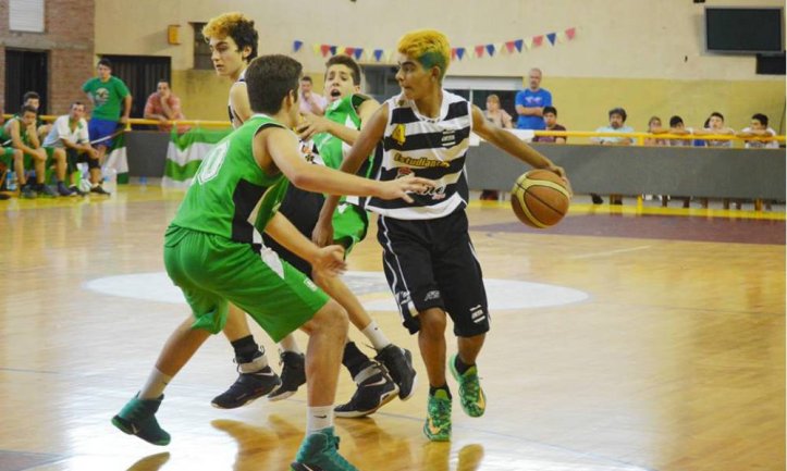 Foto (Prensa Bahiense del Norte): Lezcano, de Estudiantes, con el balón. Los tucumanos dieron la sorpresa y se metieron en semis del Hexagonal Final U15