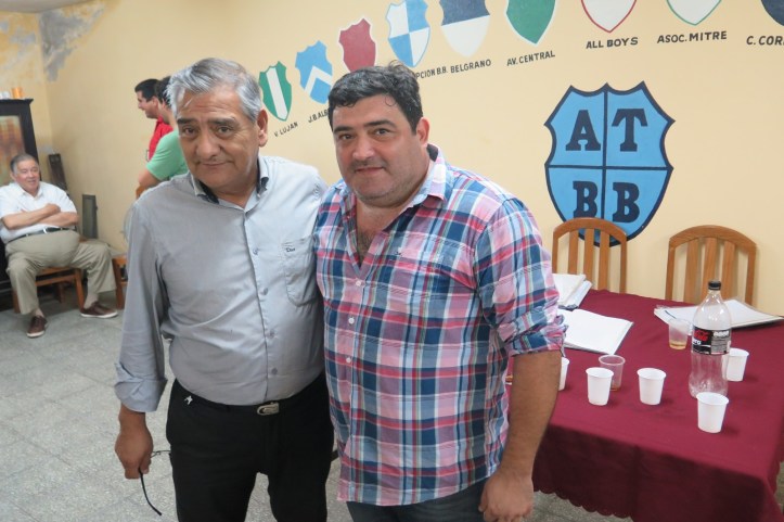 CAMBIO DE TIMONEL. Carlos Almirón, presidente saliente, y Gustavo Paz (derecha), el nuevo titular de la Asociación de Básquetbol.