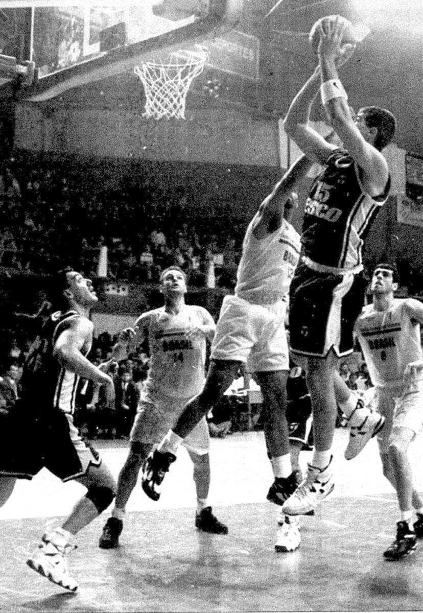 EN EL AIRE. El chaqueño Wolkowisky fue uno de los integrantes de la generación dorada.